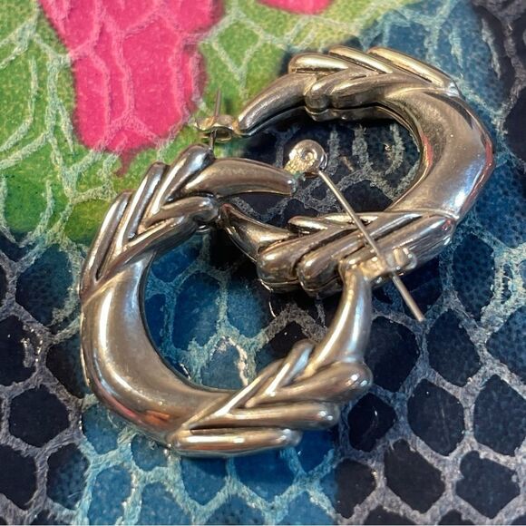 Silver chevron hoop earrings - Picture 5 of 6